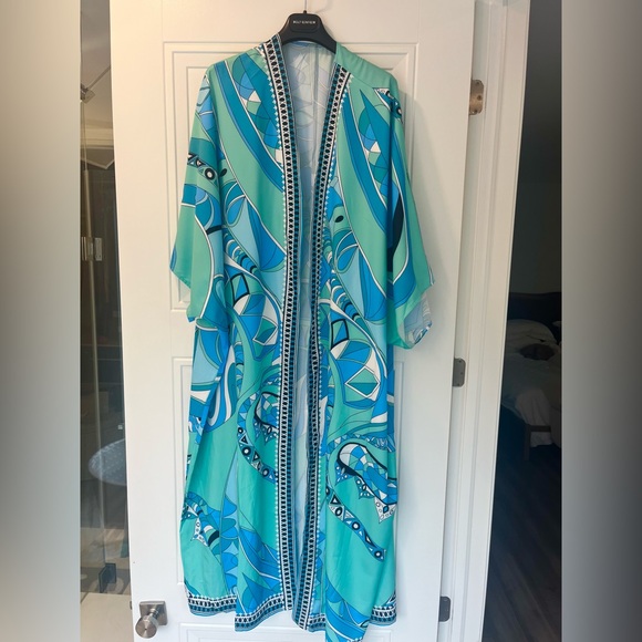 Matching High-waisted Shorts + Cover Up - Picture 7 of 7